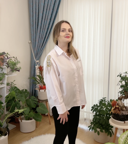 Omuzları Altın Taşlı Arkası Düğmeli Gömlek