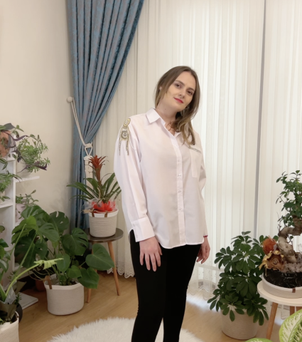 Omuzları Altın Taşlı Arkası Düğmeli Gömlek