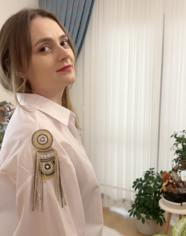 Omuzları Altın Taşlı Arkası Düğmeli Gömlek