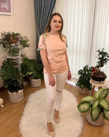 Omuzları Çiçek Küpürlü T-Shirt