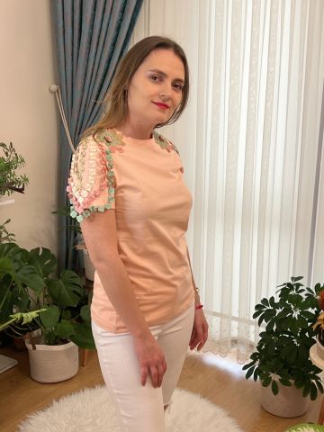 Omuzları Çiçek Küpürlü T-Shirt